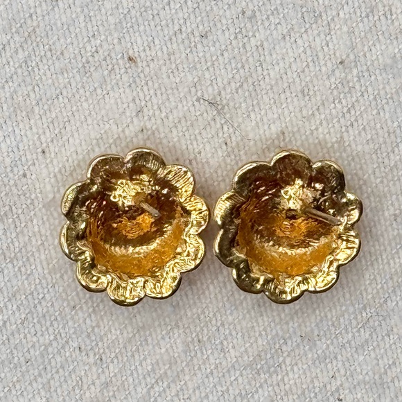 Vintage Gold-toned Floral Stud Earrings - Picture 5 of 5